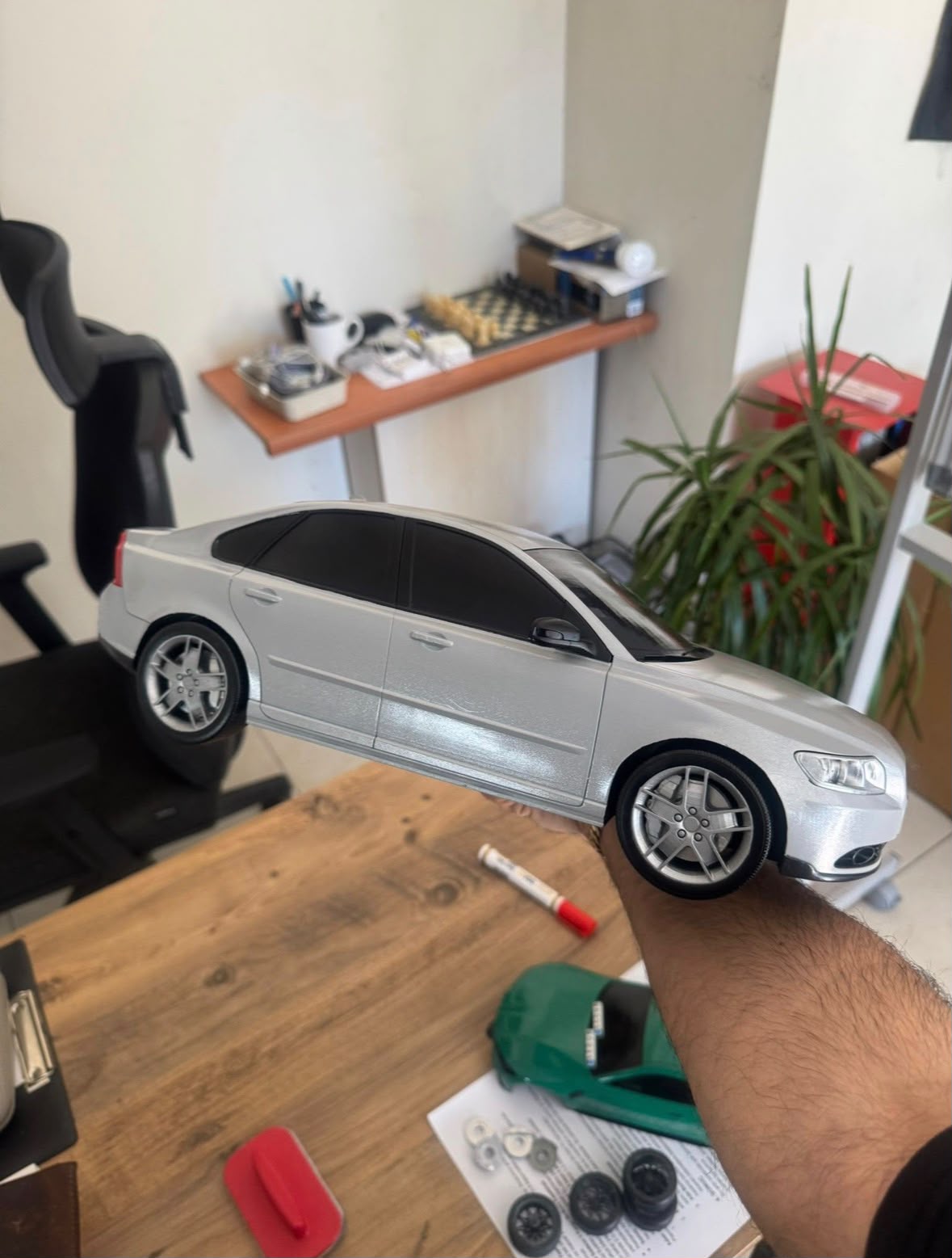Gri Volvo S40 minyatür, çapraz görünüm