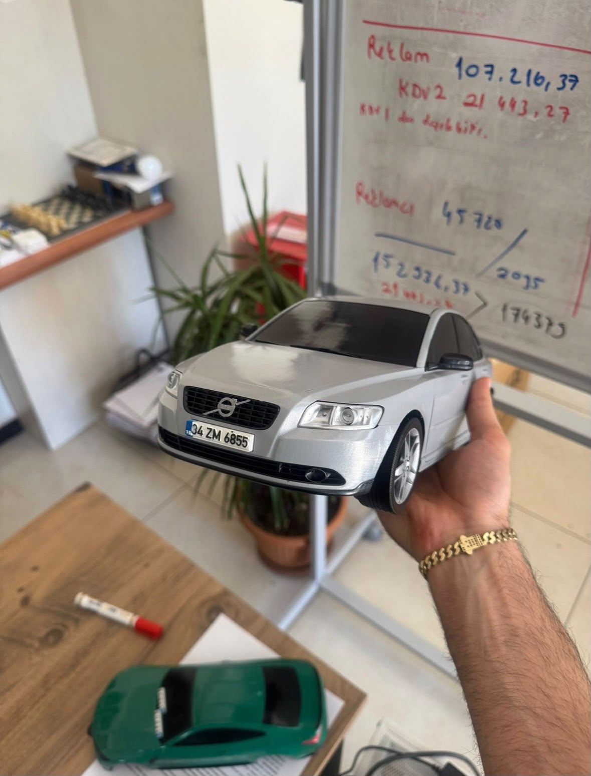 Plakalı gri Volvo S40 minyatür modelin önden görünümü
